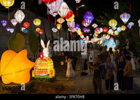 Personnes admirant les lumières du festival de mi-automne à Shek O le 23 septembre 2026 à Hong Kong. (Photo de Vernon Yuen/Nexpher Images) Banque D'Images
