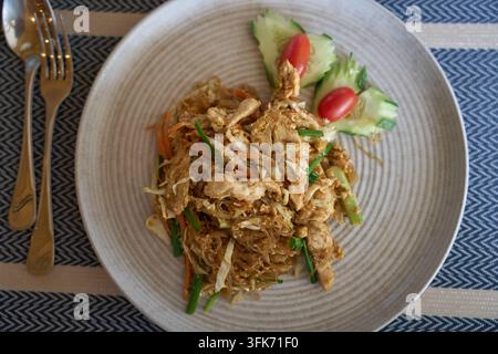 Close up de nouilles Pad Thai sautées traditionnelles avec du citron vert frais et des cacahuètes à Koh Samui, Thaïlande, le 25 février 2025 Banque D'Images