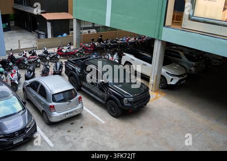 Vue partielle d'un parking extérieur avec des voitures à Koh Samui, Thaïlande, le 24 février 2025 Banque D'Images