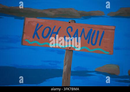 Œuvre d'art peinte en forme de panneau avec texte à Koh Samui sur un mur à Koh Samui, Thaïlande, le 24 février 2025 Banque D'Images