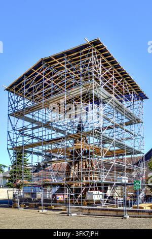 Échafaudage couvrant le cadre en bois retiré du clocher de l'Église Saint-Pierre-et-Saint-Paul pendant les rénovations - Ingrandes, Vienne (86), France. Banque D'Images