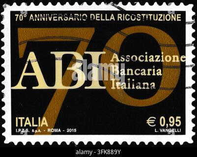 Émise en 2015 - Une photographie de studio en gros plan du timbre-poste italien dédié au 70e anniversaire de l'ABI. Banque D'Images