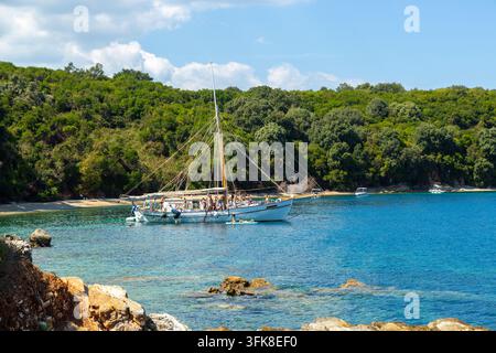Un vaisseau en bois traditionnel grec ancré dans une baie isolée près de Kassiopi, Corfou, Grèce Banque D'Images