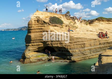 Le Canal d'Amour (Canal de l'Amour) avec ses formations rocheuses uniques en grès et ses grottes marines situé sur la côte nord de Corfou à Sidari, Grèce Banque D'Images