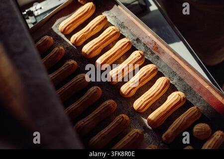 Eclairs fraîchement cuits sur une plaque de cuisson Banque D'Images