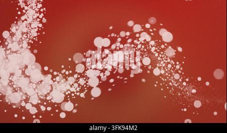 Un fond abstrait affichant une vague gracieuse de points bokeh blancs brillants et d'étincelles sur une surface rouge riche texturée. Banque D'Images