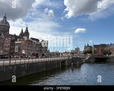 Amsterdam, Pays-Bas — paysage urbain pittoresque comprenant des maisons traditionnelles, des voies d'eau paisibles et une architecture historique le long du canal. Banque D'Images