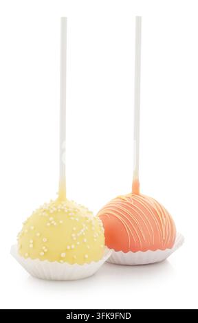 Deux savoureux cake POPS isolés sur blanc Banque D'Images