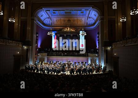 Prague, République tchèque. 23 sep, 2026. Le concert de clôture du Festival international de musique Dvorak Prague, le 23 septembre 2026, Prague, République tchèque. Le violoniste américain Gil Shaham s'est produit avec la Philharmonie tchèque, dirigée par une chef d'orchestre basée à Hong Kong, Elim Chan. Crédit : Katerina Sulova/CTK Photo/Alamy Live News Banque D'Images