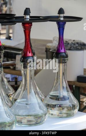 Narguiles modernes avec des tiges métalliques colorées et des bases en verre clair Banque D'Images