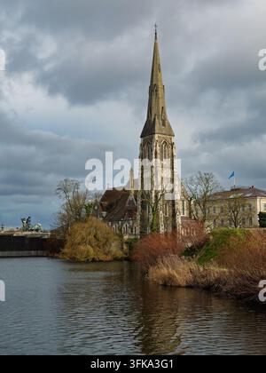 COPENHAGUE, DANEMARK - 25 MARS 2026 : L'historique église anglicane Saint-Alban avec son flèche gothique se reflétant dans les eaux du fossé près de Kastellet Banque D'Images