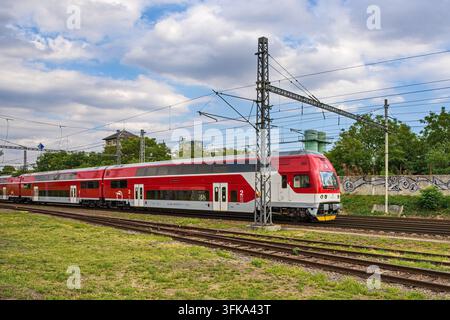 BRATISLAVA, SLOVAQUIE – 31 MAI 2026 : Une vue en plongée d'un train de marchandises chargé de conteneurs d'expédition de Maersk et Seago, accompagné de wagons ouverts Banque D'Images