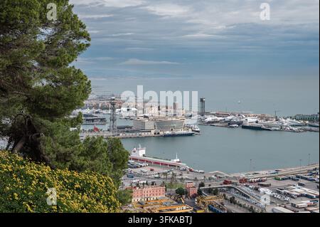 Vue depuis Montjuïc sur Port Vell et le port de Barcelone Banque D'Images