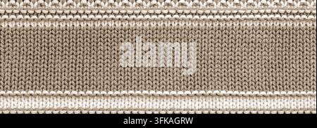 Détail en gros plan d'un tissu tricoté rayé beige et blanc montrant divers motifs de maille et textures dans des tons neutres, bannière web Banque D'Images