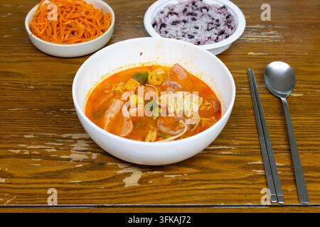 Soupe de nouilles Ramyeon coréenne épicée avec saucisse et boulette Banque D'Images