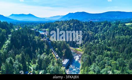 Vue aérienne de la rivière Snoqualmie Forest Gorge et de l'installation hydroélectrique dans l'État de Washington Banque D'Images