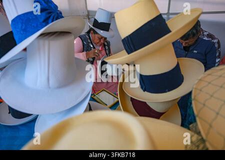 Urubamba, Peru - 26 août 2026 : Une femme fabriquant des chapeaux au Producers Market d’Urubamba, au Pérou. Banque D'Images