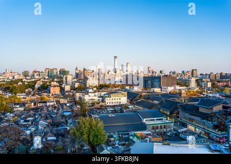 Vue panoramique aérienne des anciens hutongs de Pékin se mêlant à la ligne d'horizon du quartier des affaires, contraste entre le paysage urbain ancien et moderne Banque D'Images