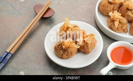 Ekado, sac d'argent traditionnel de nourriture thaïlandaise ou sac doré en entrée, wonton croustillant garni de poulet et d'œufs de caille. Banque D'Images