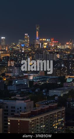 Prise verticale de la skyline de Pékin la nuit avec les lumières de la ville illuminées Banque D'Images