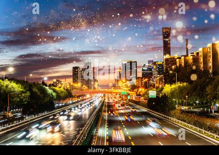 Scène nocturne de trafic avec des traînées de lumière rêveuses au quartier financier Guomao de Pékin Banque D'Images