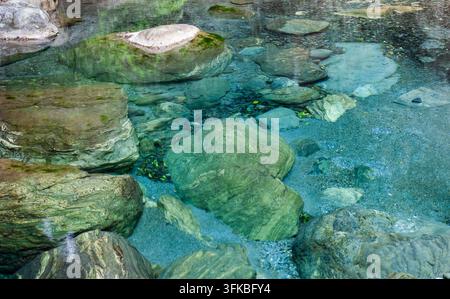 Ruisseau de montagne clair à Sanzhanxi à Taïwan. L'eau turquoise coule sur des rochers moussus. Paysage naturel à Hualien. Banque D'Images