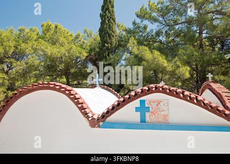 Toit d'une chapelle orthodoxe grecque traditionnelle avec des croix bleues à Ireon, Samos Banque D'Images