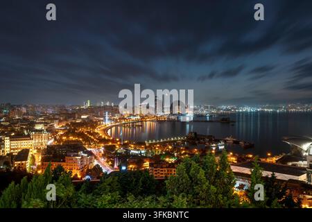 Bakou, Azerbaïdjan – Vue du centre d’affaires Crescent Bay et du port de Bakou depuis le parc en hauteur. Boulevard de Bakou en soirée. Banque D'Images
