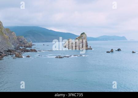 La côte accidentée de Gaztelugatxe présente un magnifique paysage naturel, avec des formations rocheuses frappantes émergeant de la mer, des falaises anciennes et Banque D'Images