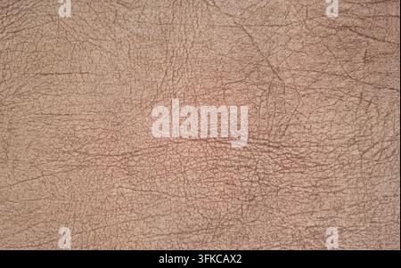 Fond en cuir marron foncé avec texture craquelée, motif de grain de similicuir en plein cadre. Banque D'Images
