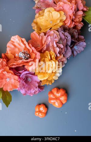 Vue verticale rapprochée d'une couronne florale colorée faite à la main avec des citrouilles d'automne Banque D'Images