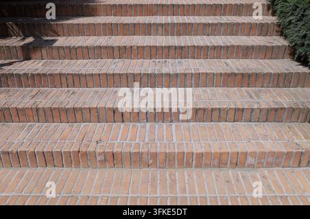 Ancien escalier en briques patiné. Vue par-dessus des marches. Arrière-plan et texture Banque D'Images