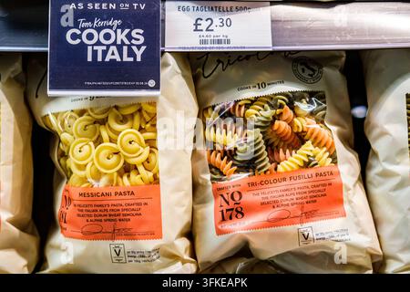 Londres, Royaume-Uni, 24 septembre 2026, Gros plan d'une exposition de pâtes Messicani et Fusilli tricolores de Marks And Spencer Tom Kerridge Cooks Italy Banque D'Images