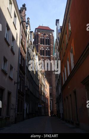 Danzig, Pologne - 24 mai 2026 - Vue le long d'une rue historique étroite en direction de l'église Sainte-Marie dans la vieille ville. Banque D'Images