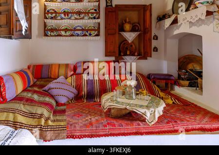 Maison traditionnelle d'Antimachia sur l'île de Kos en Grèce : salon avec cuisine et coin salon pour les repas en famille Banque D'Images