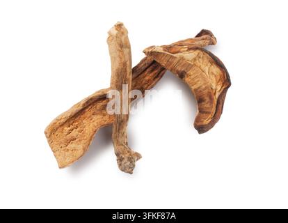 Tranches de champignons Porcini séchés (Boletus Edulis) isolées sur fond blanc. Gros plan de studio d'ingrédients de cuisine gastronomique sains. Banque D'Images