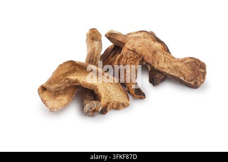 Tranches de champignons Porcini séchés (Boletus Edulis) isolées sur fond blanc. Gros plan de studio d'ingrédients de cuisine gastronomique sains. Banque D'Images