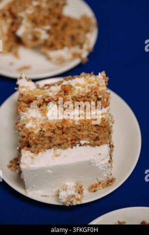 Tranche de gâteau aux carottes avec glaçage à la crème Banque D'Images