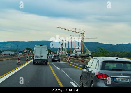 Trafic sur l'A45 au pont sur le Main de Mainflingen sur le fleuve Main entre Mainhausen et Kleinostheim, Allemagne, avec des grues de construction et un nouveau pont sous c Banque D'Images