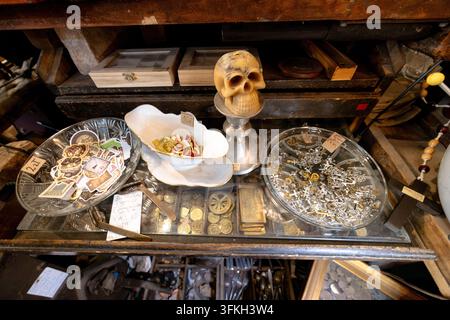 Des appareils photo vintage, des machines à écrire, des pièces de monnaie, des meubles et des objets de collection remplissent une boutique d'antiquités traditionnelle dans la vieille ville de Varsovie. Banque D'Images