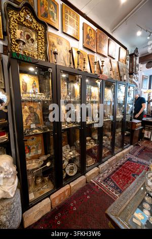 Des appareils photo vintage, des machines à écrire, des pièces de monnaie, des meubles et des objets de collection remplissent une boutique d'antiquités traditionnelle dans la vieille ville de Varsovie. Banque D'Images