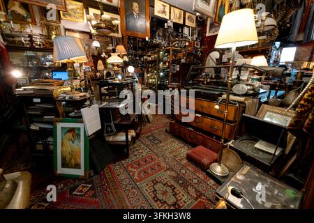 Des appareils photo vintage, des machines à écrire, des pièces de monnaie, des meubles et des objets de collection remplissent une boutique d'antiquités traditionnelle dans la vieille ville de Varsovie. Banque D'Images