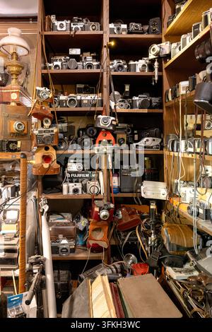 Des appareils photo vintage, des machines à écrire, des pièces de monnaie, des meubles et des objets de collection remplissent une boutique d'antiquités traditionnelle dans la vieille ville de Varsovie. Banque D'Images