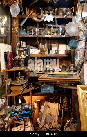 Des appareils photo vintage, des machines à écrire, des pièces de monnaie, des meubles et des objets de collection remplissent une boutique d'antiquités traditionnelle dans la vieille ville de Varsovie. Banque D'Images