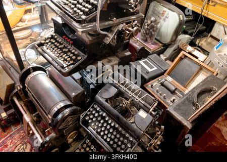 Des appareils photo vintage, des machines à écrire, des pièces de monnaie, des meubles et des objets de collection remplissent une boutique d'antiquités traditionnelle dans la vieille ville de Varsovie. Banque D'Images