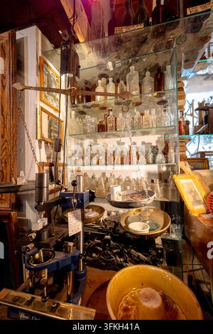 Des appareils photo vintage, des machines à écrire, des pièces de monnaie, des meubles et des objets de collection remplissent une boutique d'antiquités traditionnelle dans la vieille ville de Varsovie. Banque D'Images