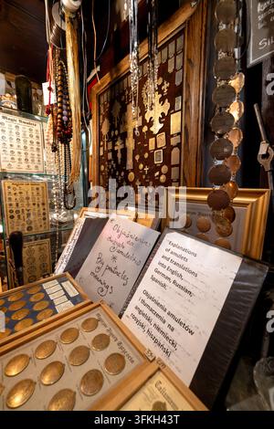 Des appareils photo vintage, des machines à écrire, des pièces de monnaie, des meubles et des objets de collection remplissent une boutique d'antiquités traditionnelle dans la vieille ville de Varsovie. Banque D'Images