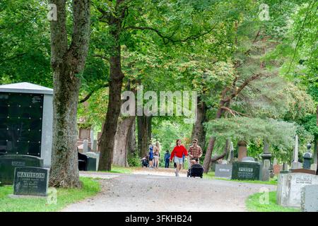 Halifax Nouvelle-Écosse Canada, cimetière historique de Camp Hill, vieux cimetière, visiteurs, hommes, femmes, enfants, familles, marche, poussette, scooter de mobilité, accessible Banque D'Images