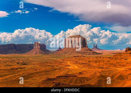 Une photographie de paysage époustouflante et vaste surplombant le Monument Valley Navajo Tribal Park depuis la zone de John Ford's Point. Le sable rouge expansif dese Banque D'Images
