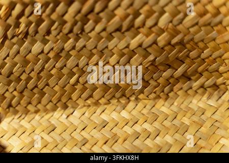 Macro rapprochée de la texture tissée diagonale d'un panier en osier Banque D'Images